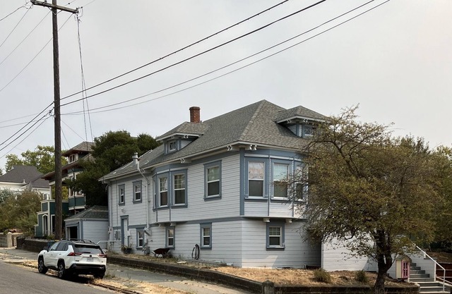 Nana's House, entire home in central Petaluma