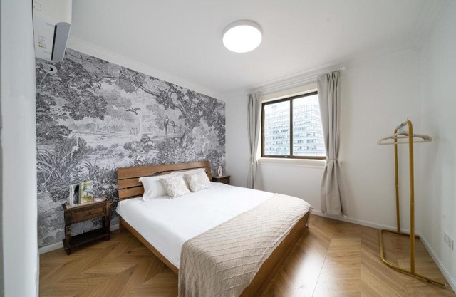 Nanjing West Road elevator two-bedroom, three-bed apartment close to the subway