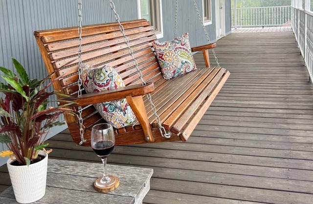 Nanny's Place- Cozy Porchview Getaway B&B by Shawnee Hills Wine Trail and Parks