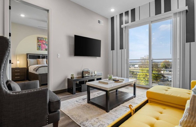 Nashville Getaway + Free Wifi, Sleeps 4