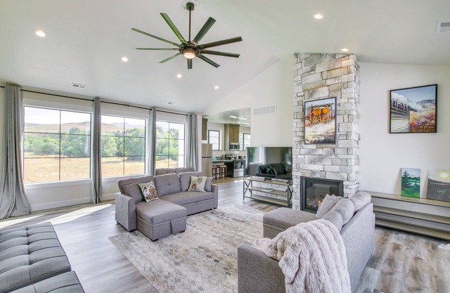 Near Hunting & Fishing: Home on Scenic Cub River!