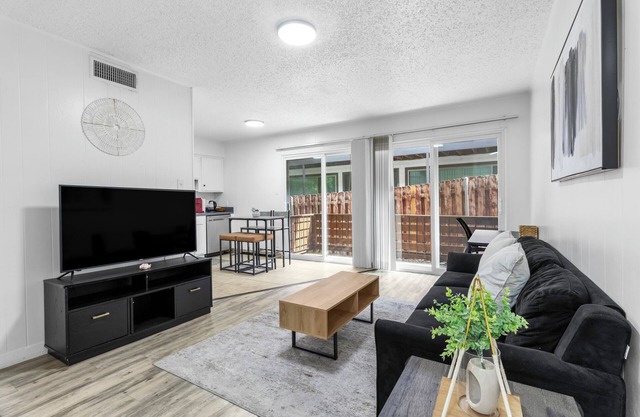 Near UTA~Free Parking~Smart TVs~Stocked Kitchen