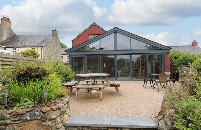 NEVERN HOUSE, family friendly in Newport, Pembrokeshire