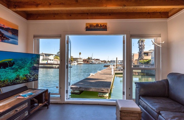 NEW!Avail MLK & Pres. Week! Stunning Studio Floating Home!SF&Sausalito!WiFi