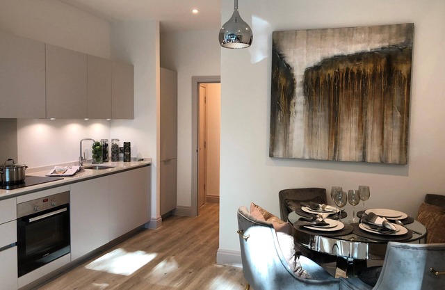 New contemporary flat with gated parking,walk to shops, movies,restaurants,tubes