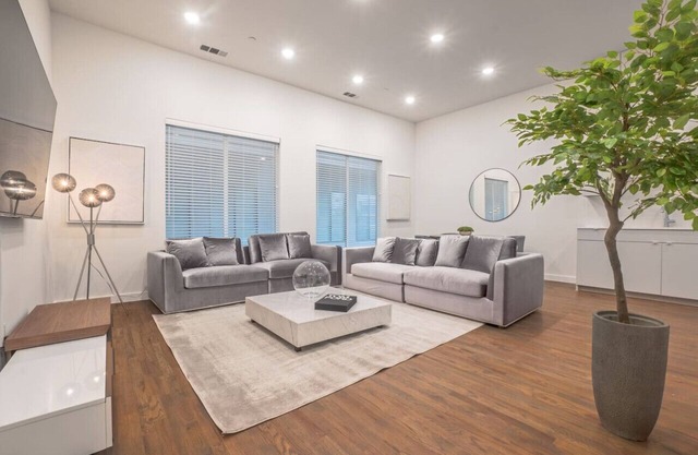 New Crisp Townhome - Knox/Lower Greenville!