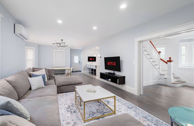 New England Traditional x Modern, 5 Bedrooms, Office, 8ppl