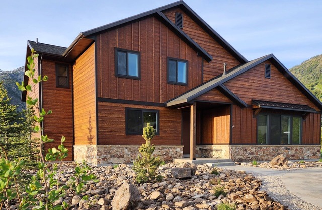 New home in the heart of Alpine!