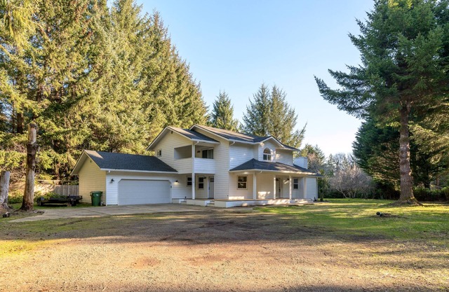 New listing! Beautiful 3 bedroom 3 bath, near lakes, ocean, and dunes, pet friendly, large lot, bbq