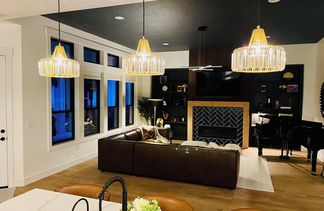 New Luxury Escape, Mountain Views, Pool & River Access!