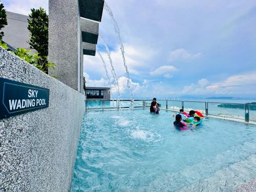 New LuxurySuite Rooftop Pool Stunning View airport 9pax