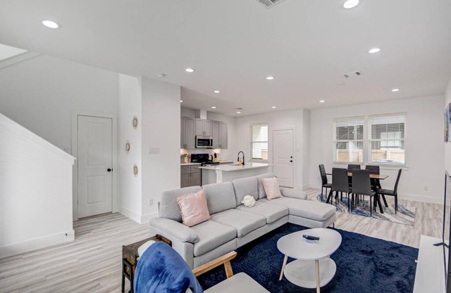 New Modern Home in Oak Forest