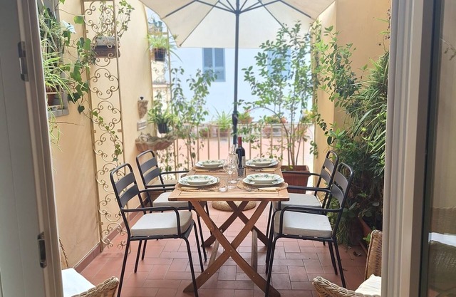 NEW Stunning Apt Central Florence near Ponte Vecchio. Historic River Arno Palace