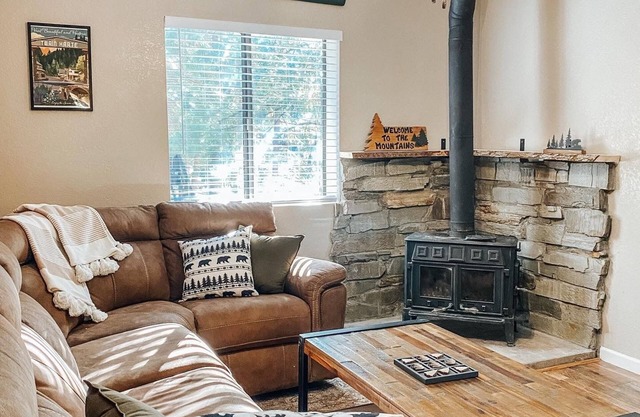 New! Terrys Treehouse | Dog Friendly | Cozy Cabin