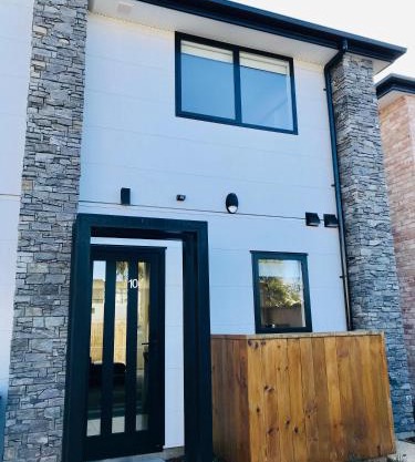 New Townhouse 5 min from central CHCH including bikes to use