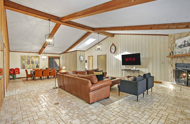 Newly Remodeled - Large Cedar CabinnClose to Lake and Sking