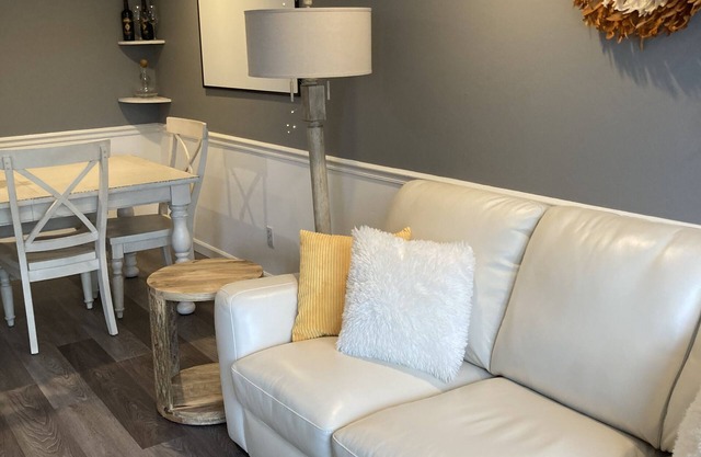 Newly Remodeled Waterfront Lake Sammamish Suite, walking distance to Microsoft