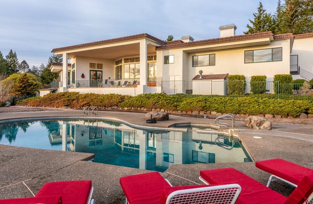 Newly remodeled wine country villa. Outstanding. Sleeps 16