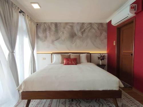 Newly Renovated Studio w Seaview Balcony