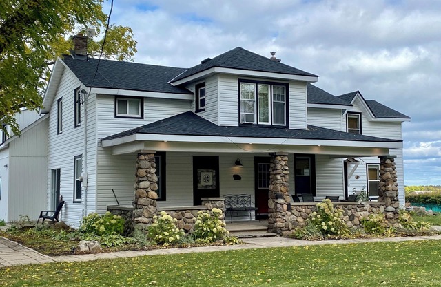 Newly renovated, 3 bedroom with ensuites, in vineyard farm house. Spacious.