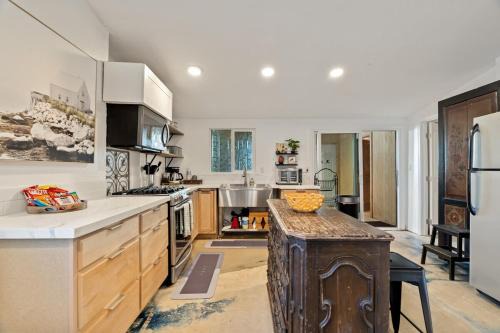 Next to Downtown Huge yard with Parking