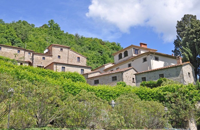 Nice apartment for 4 guests with WIFI, pool, TV, panoramic view and parking, close to Arezzo