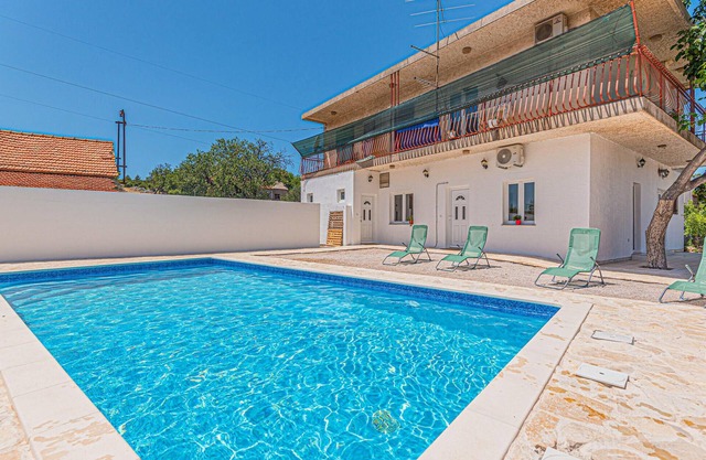 Nice apartment in Danilo with WiFi