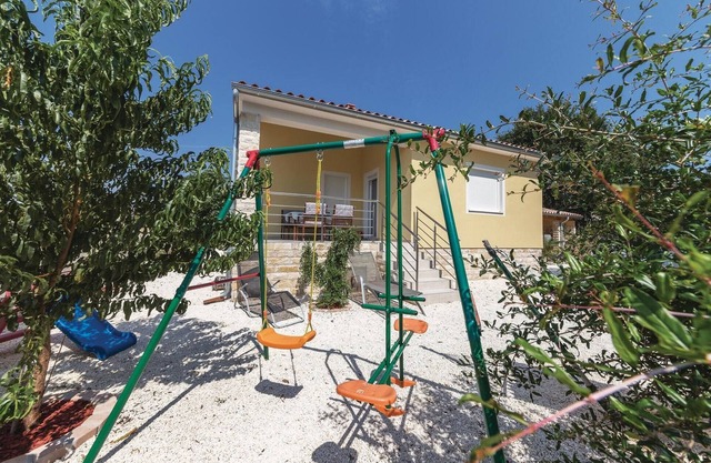 Nice home in Liznjan with WiFi