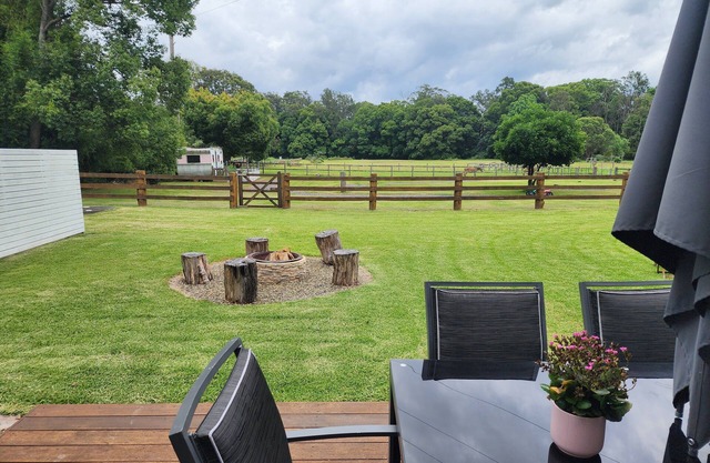 nine7nine - animal feeding, creek, pedal cart track. Family-Friendly Cottage.