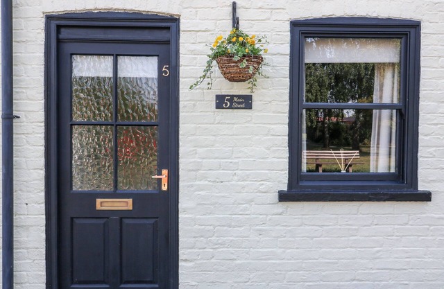 NO. 5 MAIN STREET, romantic, character holiday cottage in Hornsea