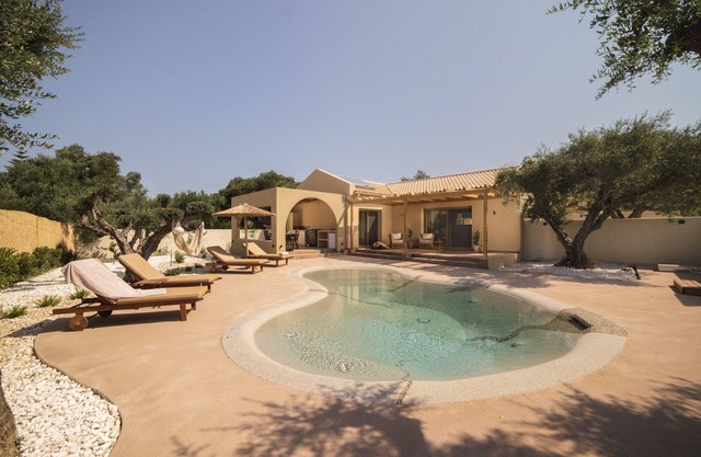 Nono's Fioro - Ntopia 2 Bedroom Villa with Private Pool