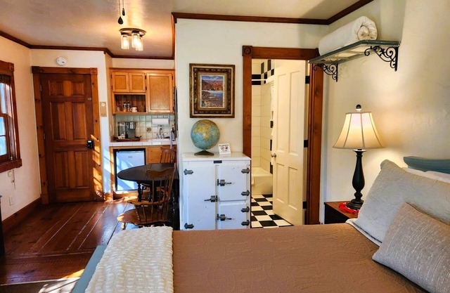 Oak Hill Inn, a cozy botique hotel only a 5min stroll to the heart of Julian!