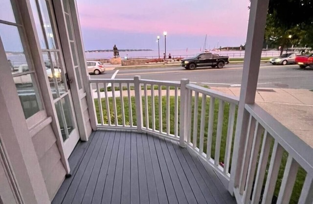 Ocean front and 3 beaches across,parks, short walk to historic downtown!