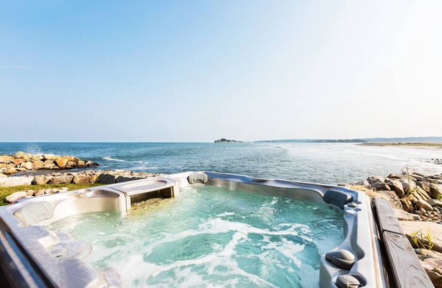 Ocean Front w/views, HotTub, Fire Pit, Sleeps 10