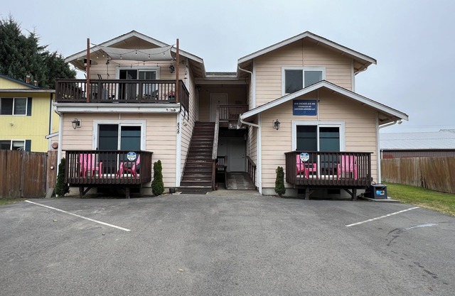 Ocean Shores studio with kitchenette-minutes from beach-Anchor Ashore Condo #1