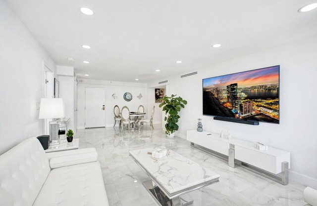 Oceanfront Escape with Resort Amenities, Gym, Pools & Sauna 1408