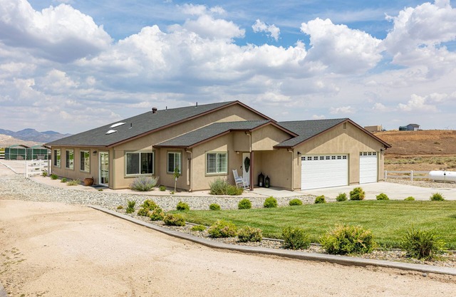 Off the grid 2-bedroom home with garden room