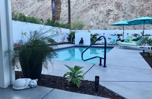 One month minimum - Chic Contemporary House with Salt Water Pool/Spa