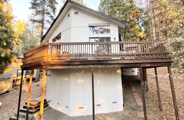 “Our Hideaway Chalet” Mi-Wuk Village - Wifi AC Heat Fireplace - Summer bookings!