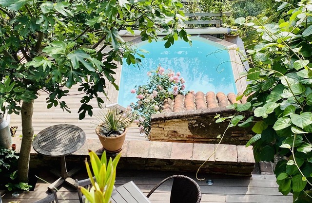 Outstanding! Atypical townhouse in the heart of town with swimming pool and garden