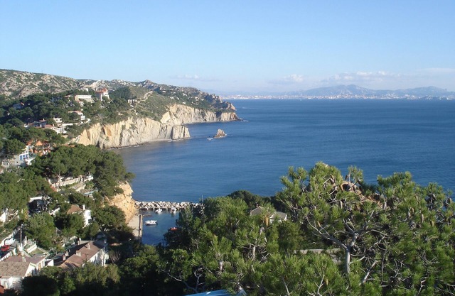 Overlooking the little port, 60 m2 gîte with incredible view, large garden