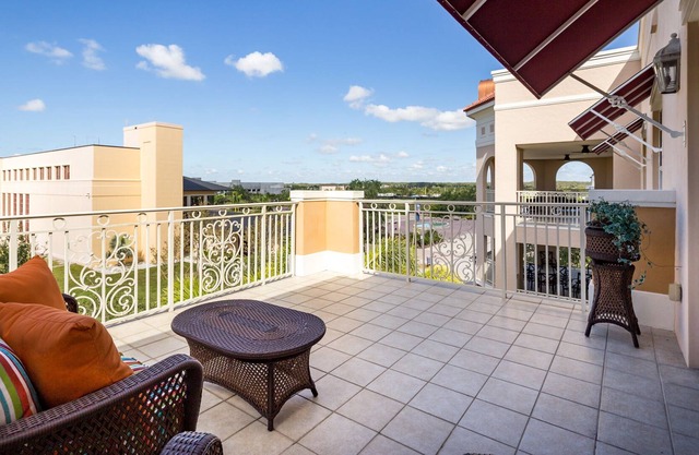 OVERLOOKING THE PIAZZA !