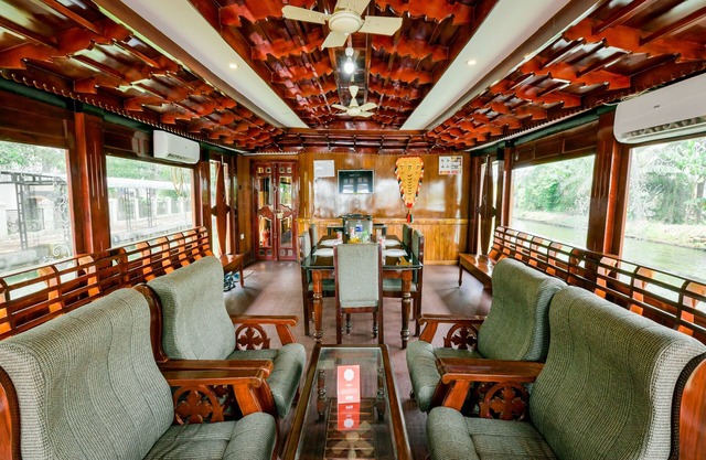 OYO 13525 HouseBoat My Trip Deluxe 3 BHK Private