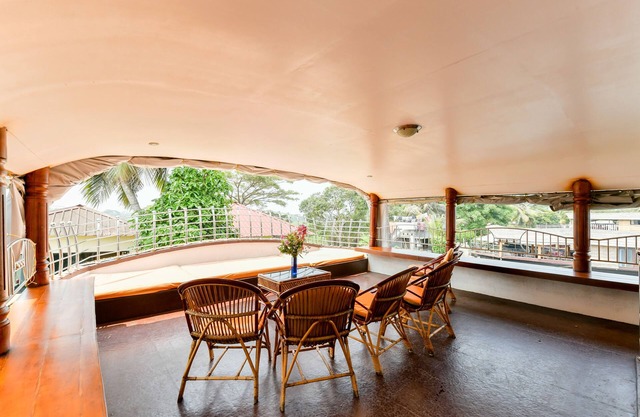 OYO 23047 Rkv Golden Petal Houseboat 3 Bhk