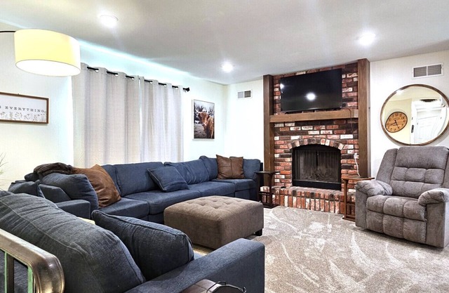 Paddleboards, Air Hockey, Grill, Fire Pit, W/D, Brkfst, Sleeps 10, up