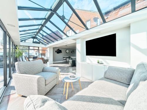 Pass the Keys Large Family Home Parking - Oxford