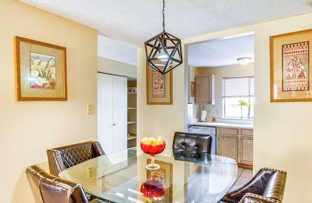 Patio & Mtn Views: Family Gem in California City