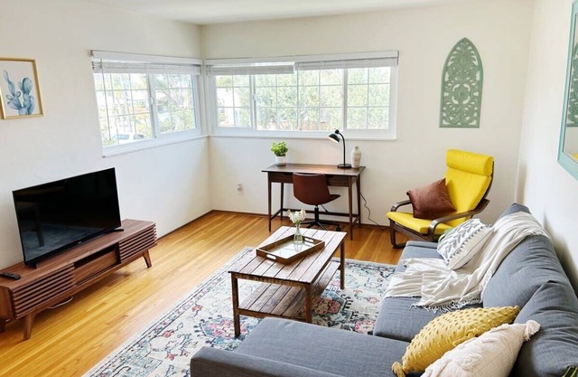 Peaceful 2 bedroom upstairs unit!