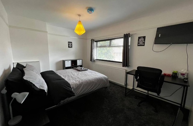 Peaceful home with garden and drive, Nottingham NG6 - near Hucknall