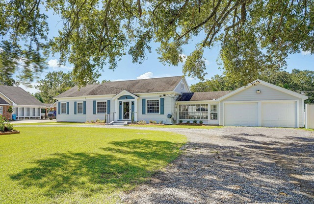 Peaceful Patio, Sunroom: Pet-Friendly Baldwin Home